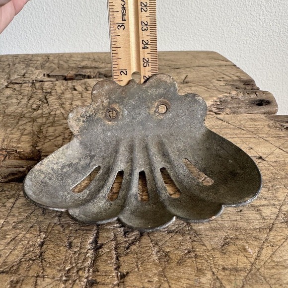 Vintage Metal Soap Dish Wall Mount Scalloped Feminine Patina Rustic Salvage - Picture 9 of 11